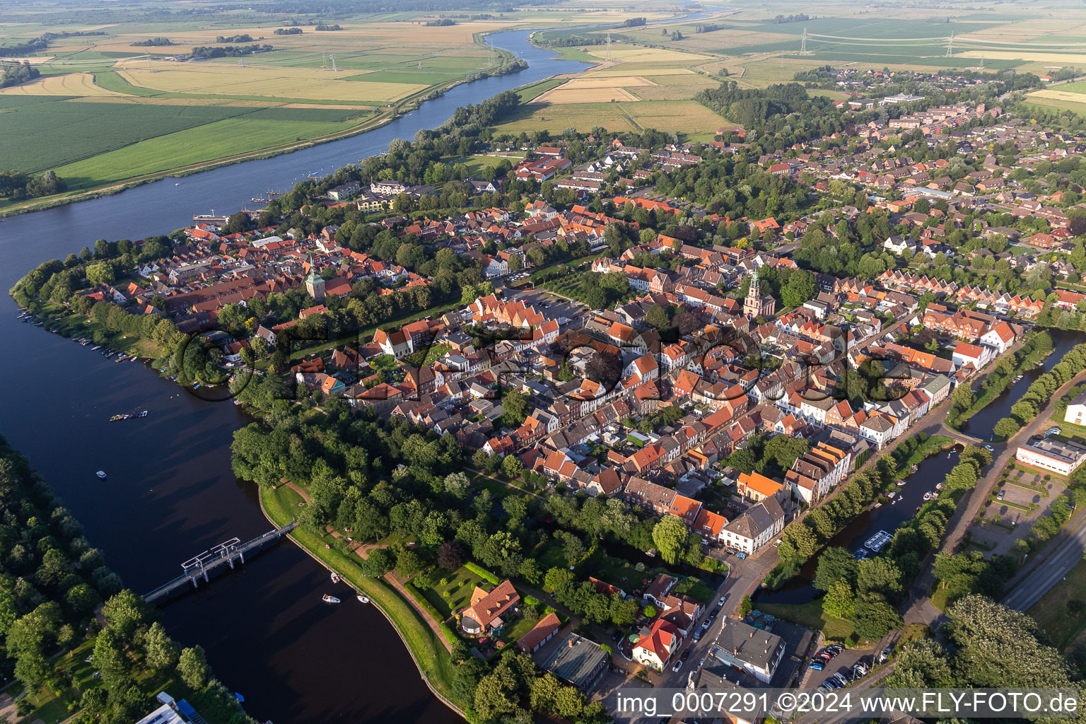 Photographie aérienne de Ville fluviale entre Treene, Westersielzug et Eider sur les berges fluviales de Treene, Westersielzug et Eider à Friedrichstadt dans le département Schleswig-Holstein, Allemagne