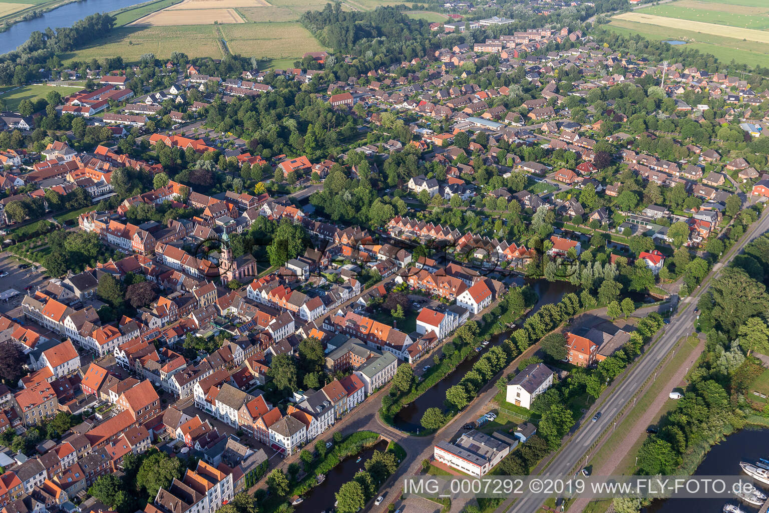 Vue aérienne de Ville fluviale entre Treene, Westersielzug et Eider à Friedrichstadt dans le département Schleswig-Holstein, Allemagne