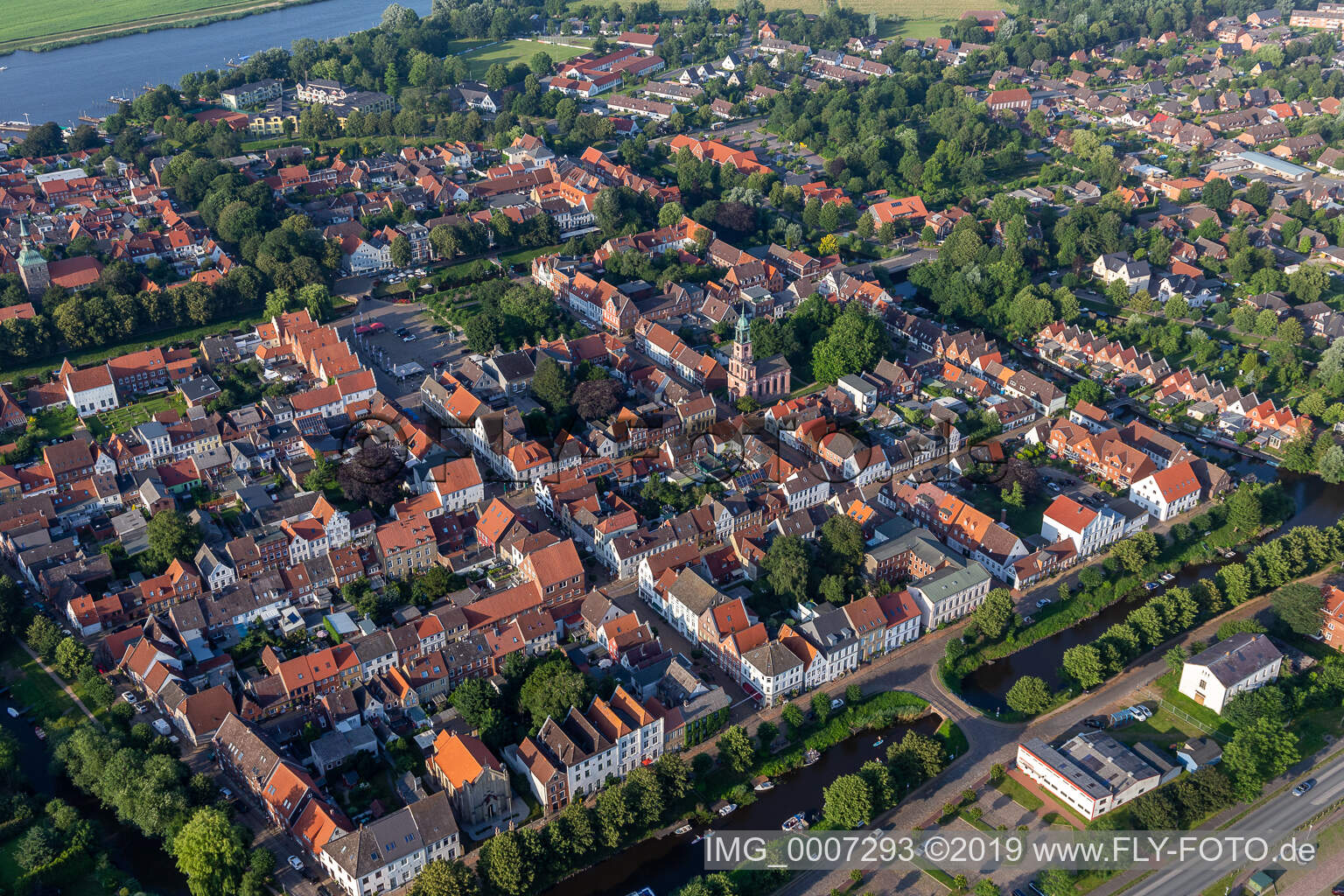 Photographie aérienne de Ville fluviale entre Treene, Westersielzug et Eider à Friedrichstadt dans le département Schleswig-Holstein, Allemagne
