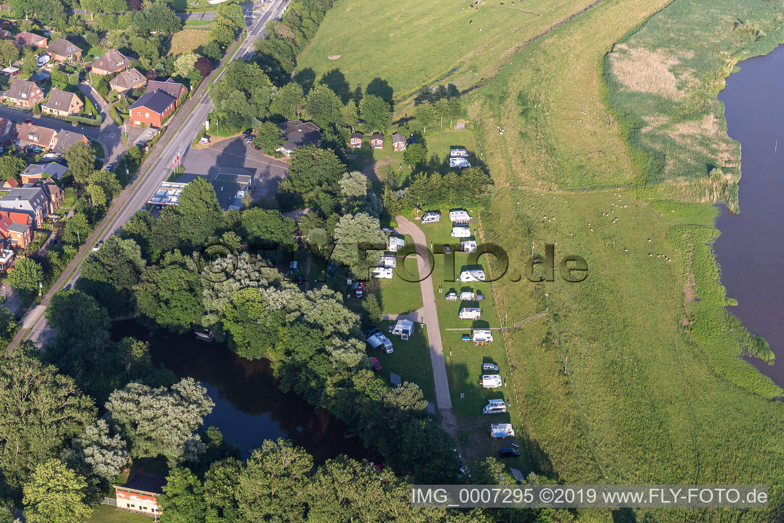 Vue aérienne de Stationnement camping-car Friedrichstadt à Friedrichstadt dans le département Schleswig-Holstein, Allemagne