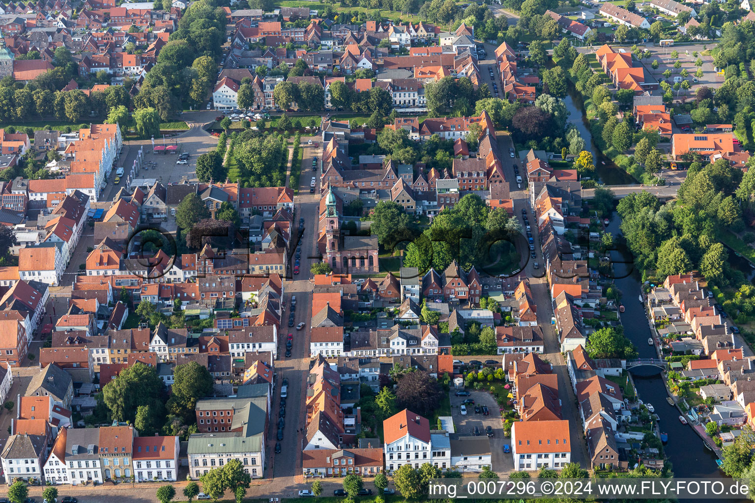 Vue aérienne de Plan des rues de la célèbre promenade et rue commerçante Prinzeßstrasse à Friedrichstadt dans le département Schleswig-Holstein, Allemagne