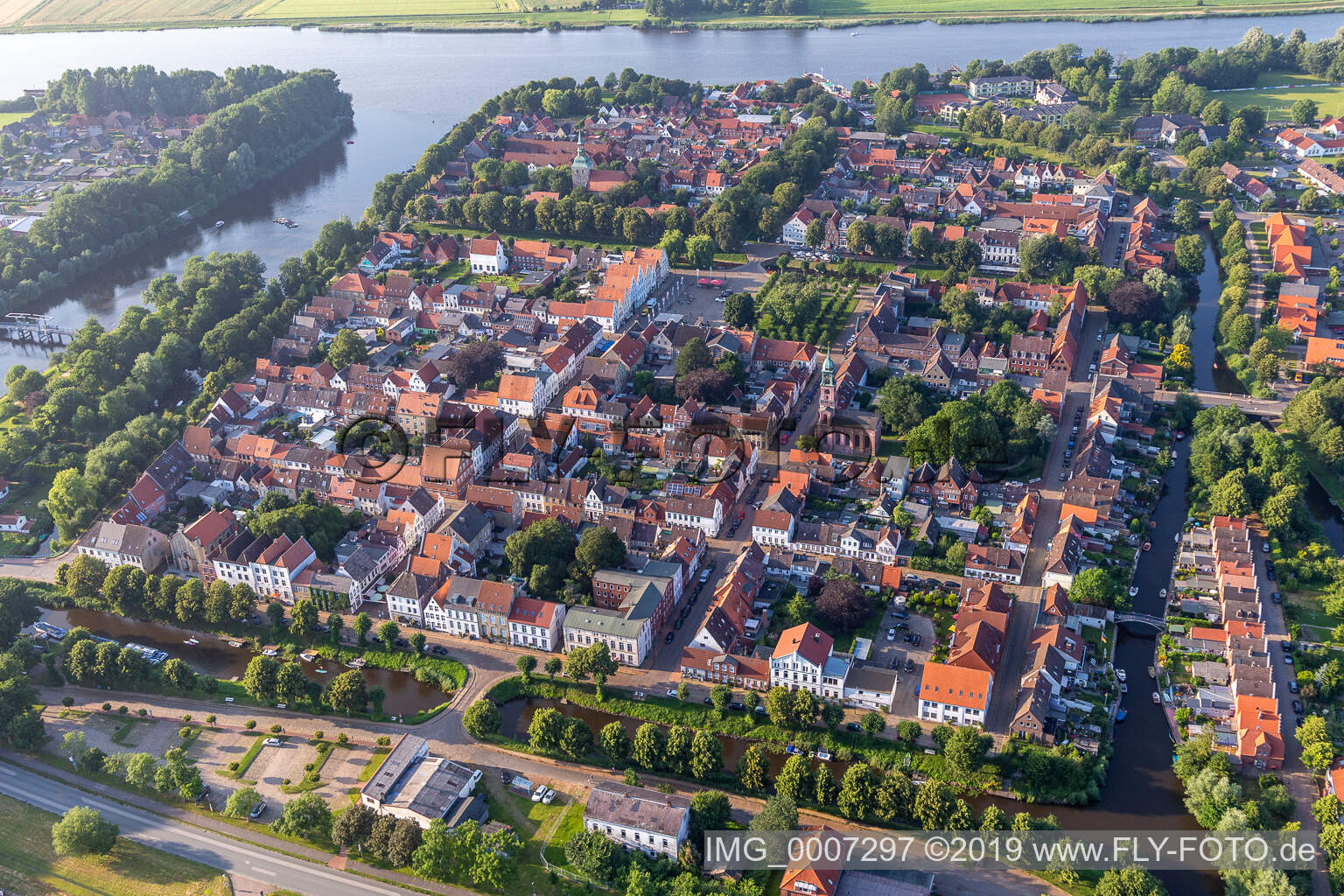 Ville fluviale entre Treene, Westersielzug et Eider à Friedrichstadt dans le département Schleswig-Holstein, Allemagne d'en haut