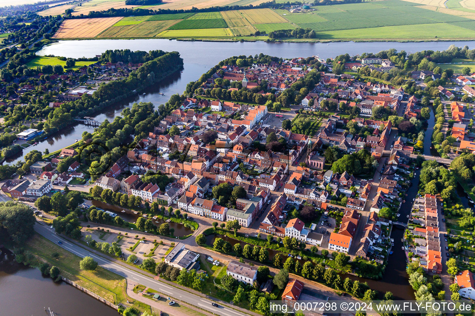 Vue oblique de Ville fluviale entre Treene, Westersielzug et Eider sur les berges fluviales de Treene, Westersielzug et Eider à Friedrichstadt dans le département Schleswig-Holstein, Allemagne