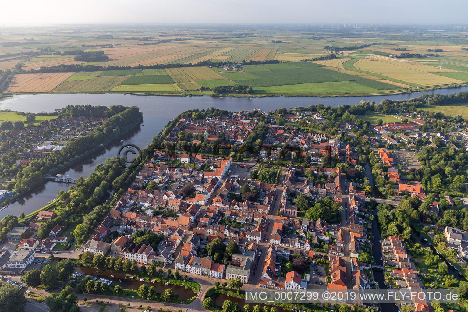 Ville fluviale entre Treene, Westersielzug et Eider à Friedrichstadt dans le département Schleswig-Holstein, Allemagne hors des airs