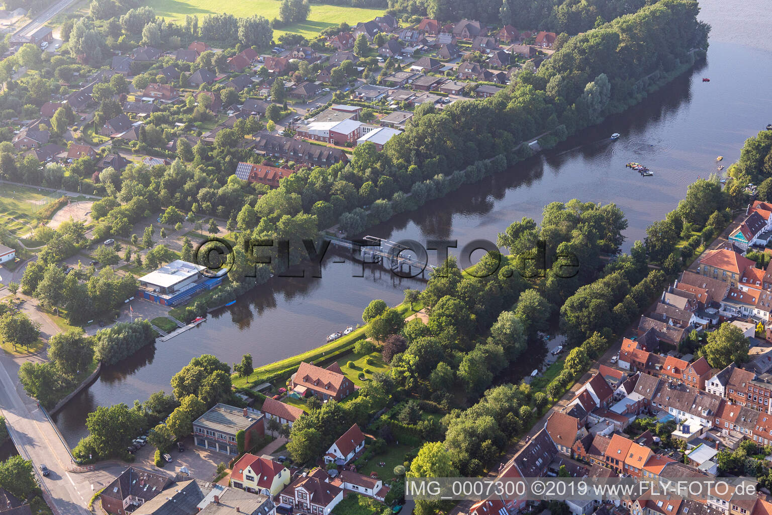 Vue aérienne de Passerelle au-dessus du train Westersiel à Friedrichstadt dans le département Schleswig-Holstein, Allemagne