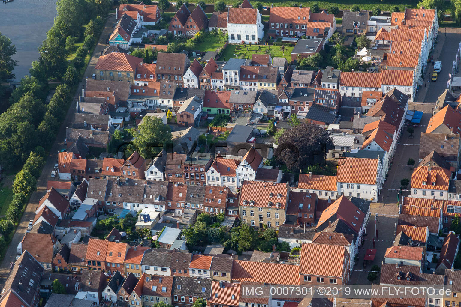 Vue aérienne de Kirchenstr / Prinzenstr à Friedrichstadt dans le département Schleswig-Holstein, Allemagne