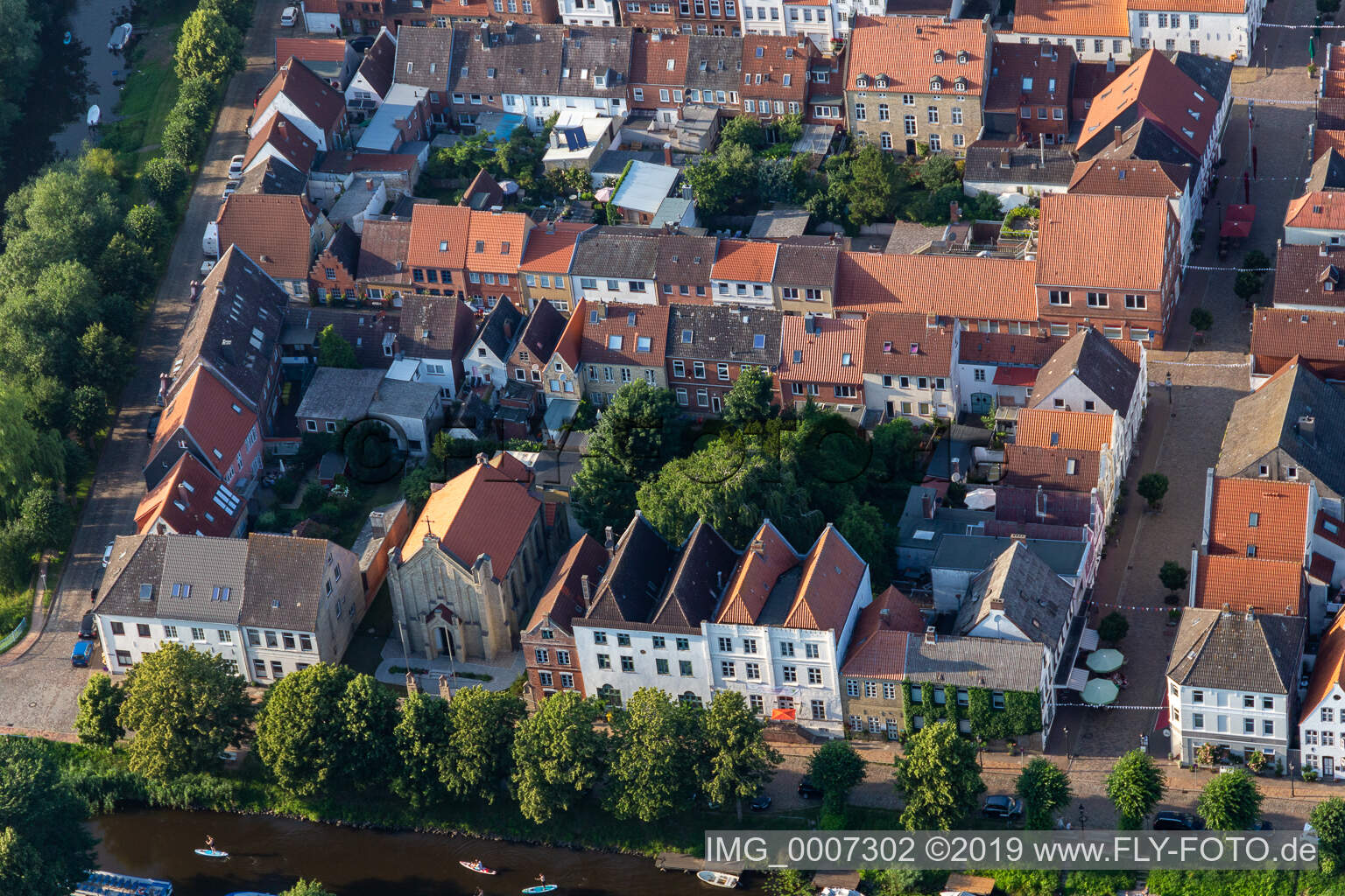 Vue aérienne de Église catholique de Saint-Knud. Sur le mur du Fürstenburg à Friedrichstadt dans le département Schleswig-Holstein, Allemagne