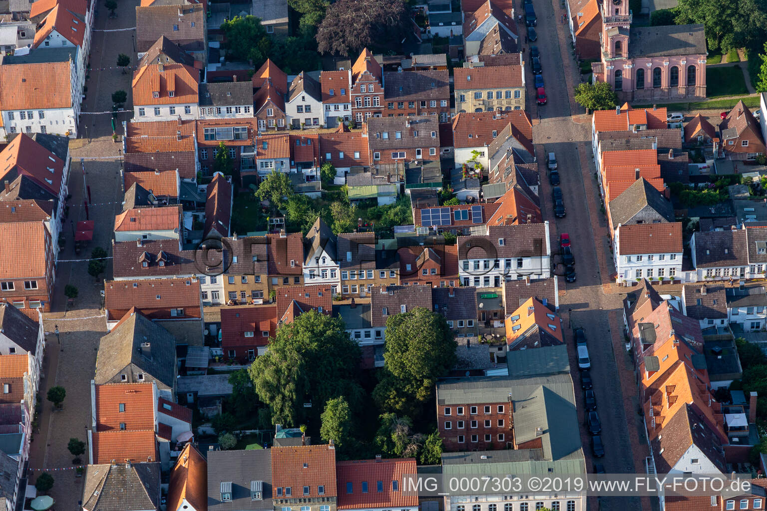 Vue aérienne de Mittelgrabenstrasse à Friedrichstadt dans le département Schleswig-Holstein, Allemagne