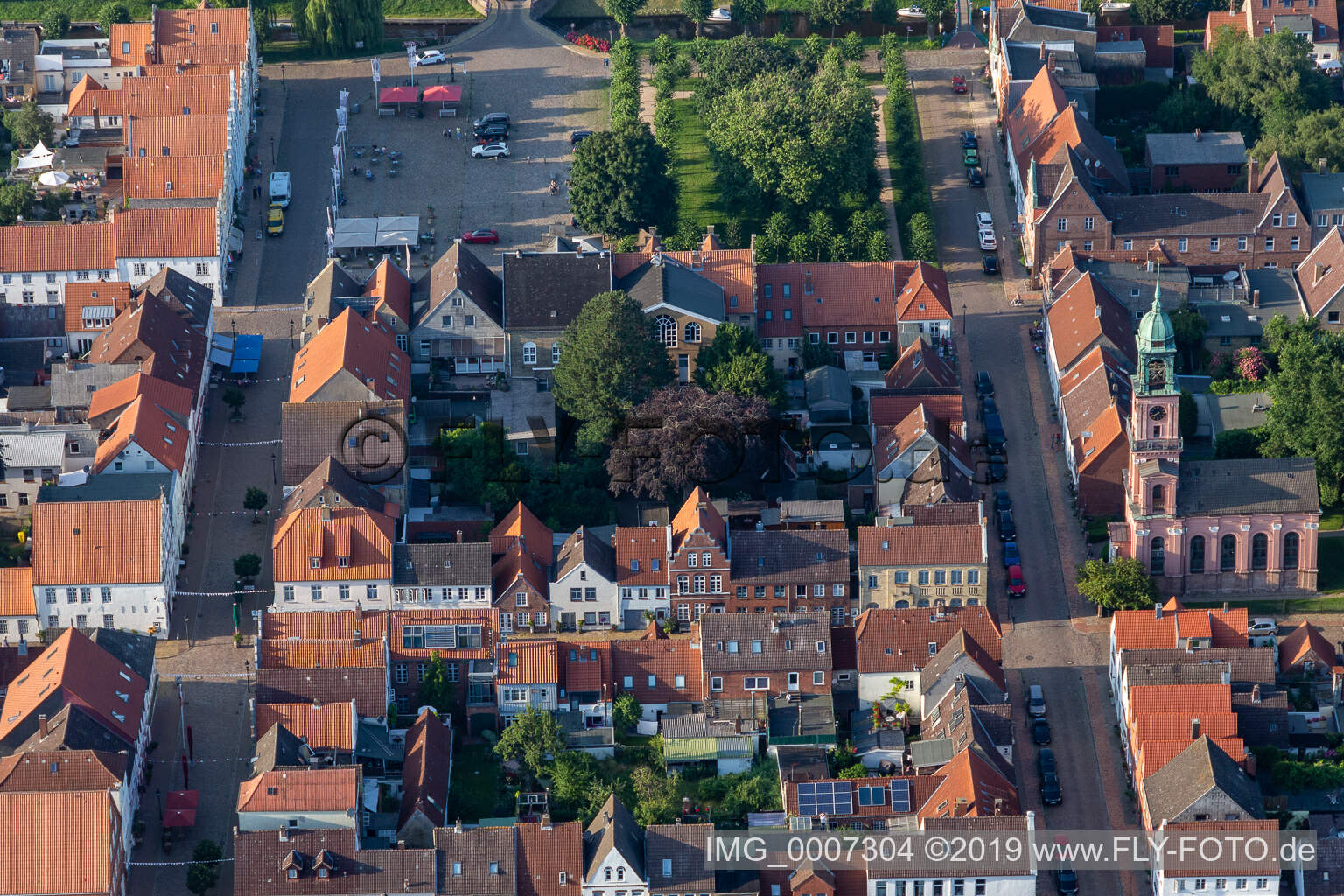 Vue aérienne de Kirchenstr à Friedrichstadt dans le département Schleswig-Holstein, Allemagne