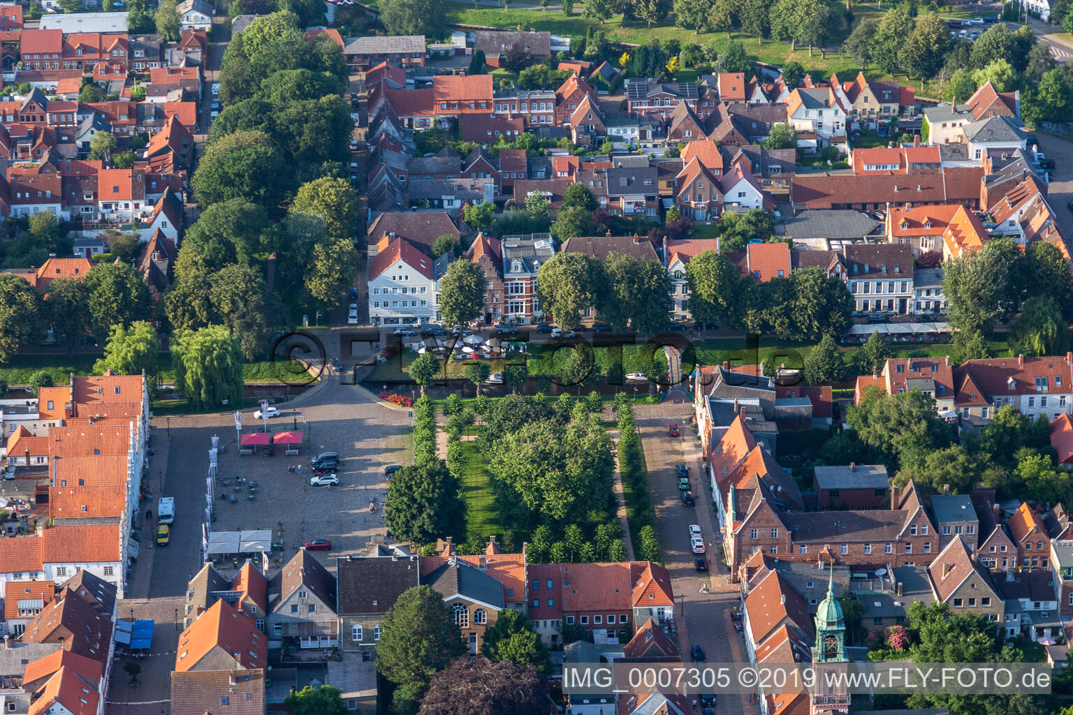 Vue aérienne de Marché à Friedrichstadt dans le département Schleswig-Holstein, Allemagne