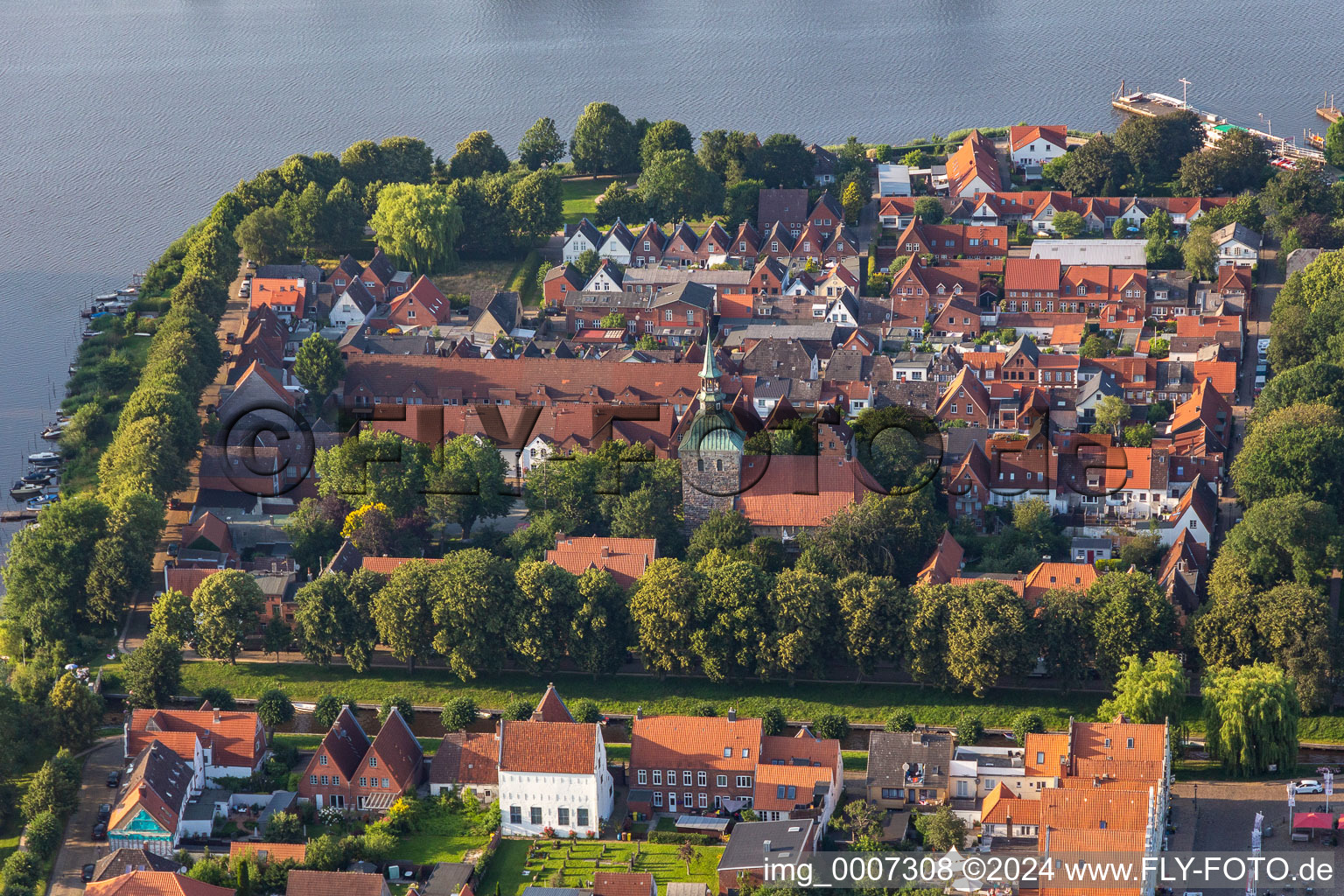 Vue aérienne de Westerlilienstrasse à Friedrichstadt dans le département Schleswig-Holstein, Allemagne