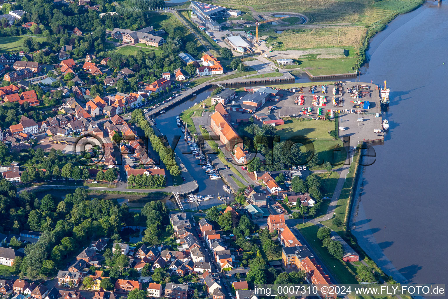 Vue aérienne de Installations portuaires sur les rives du bassin portuaire de Museumshafen Tönning sur l'Eider à Tönning dans le département Schleswig-Holstein, Allemagne