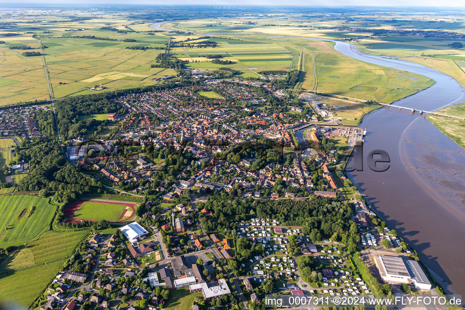 Vue aérienne de Sur l'Eider à Tönning dans le département Schleswig-Holstein, Allemagne