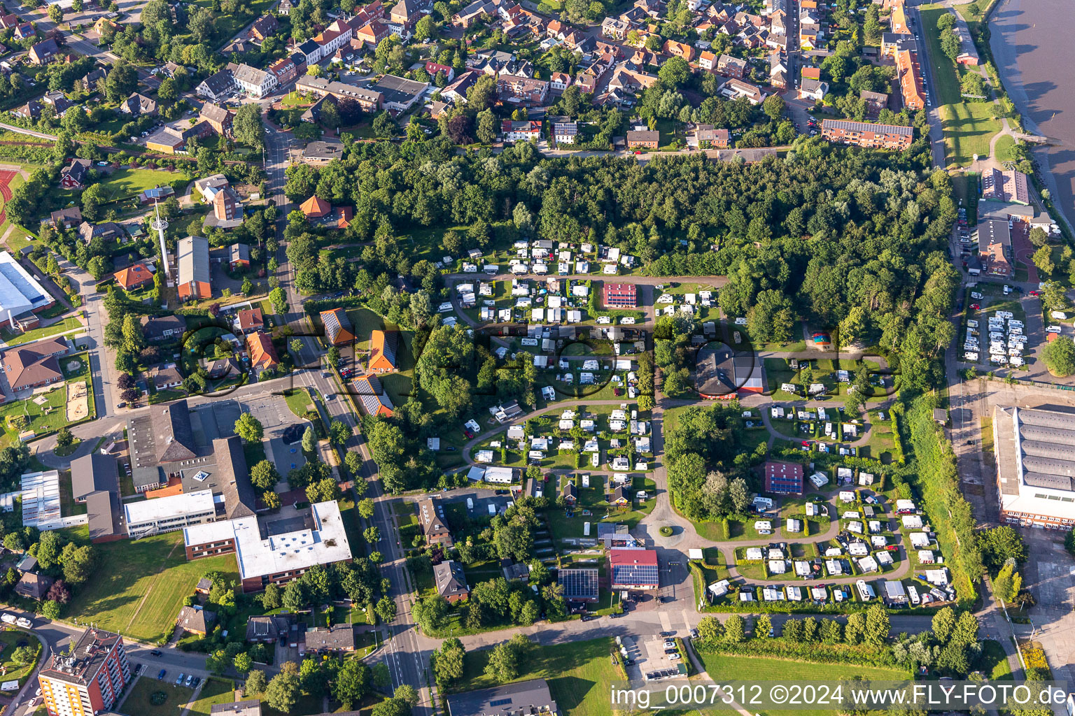 Vue aérienne de Caravanes et tentes - camping et emplacements pour tentes de Comfort-Camp Eider GmbH dans le parc d'attractions d'Eiderdeich à Tönning dans le département Schleswig-Holstein, Allemagne