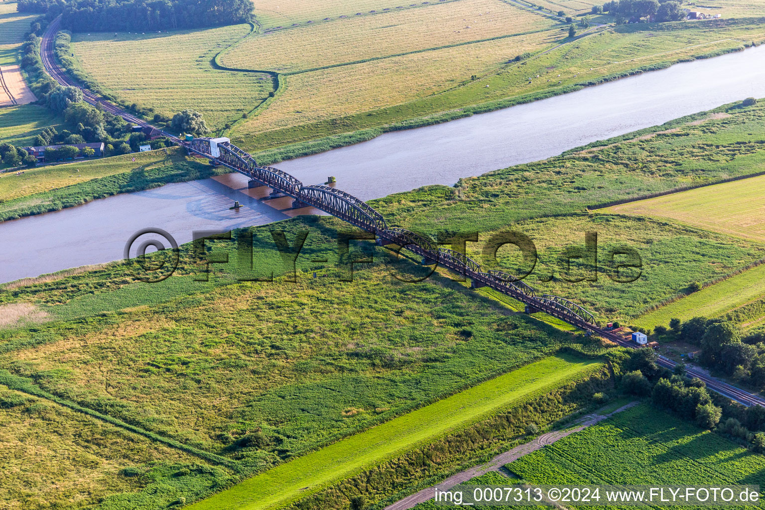 Photographie aérienne de Avec pont ferroviaire sur l'Eider à le quartier Dammsdeich in Koldenbüttel dans le département Schleswig-Holstein, Allemagne