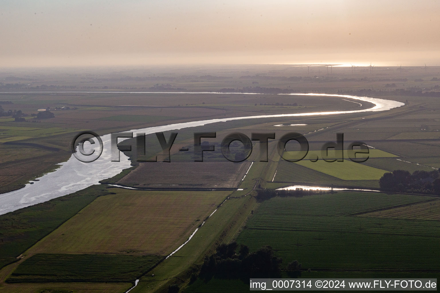 Vue aérienne de Boucle d'Eider entre Dithmarschen et la Frise du Nord à le quartier Dahrenwurth in Lehe dans le département Schleswig-Holstein, Allemagne