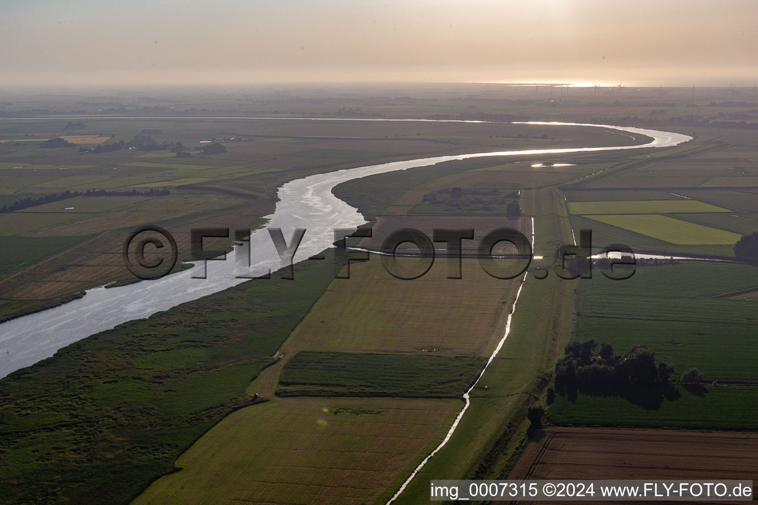 Vue aérienne de Boucle d'Eider entre Dithmarschen et la Frise du Nord à le quartier Dahrenwurth in Lehe dans le département Schleswig-Holstein, Allemagne