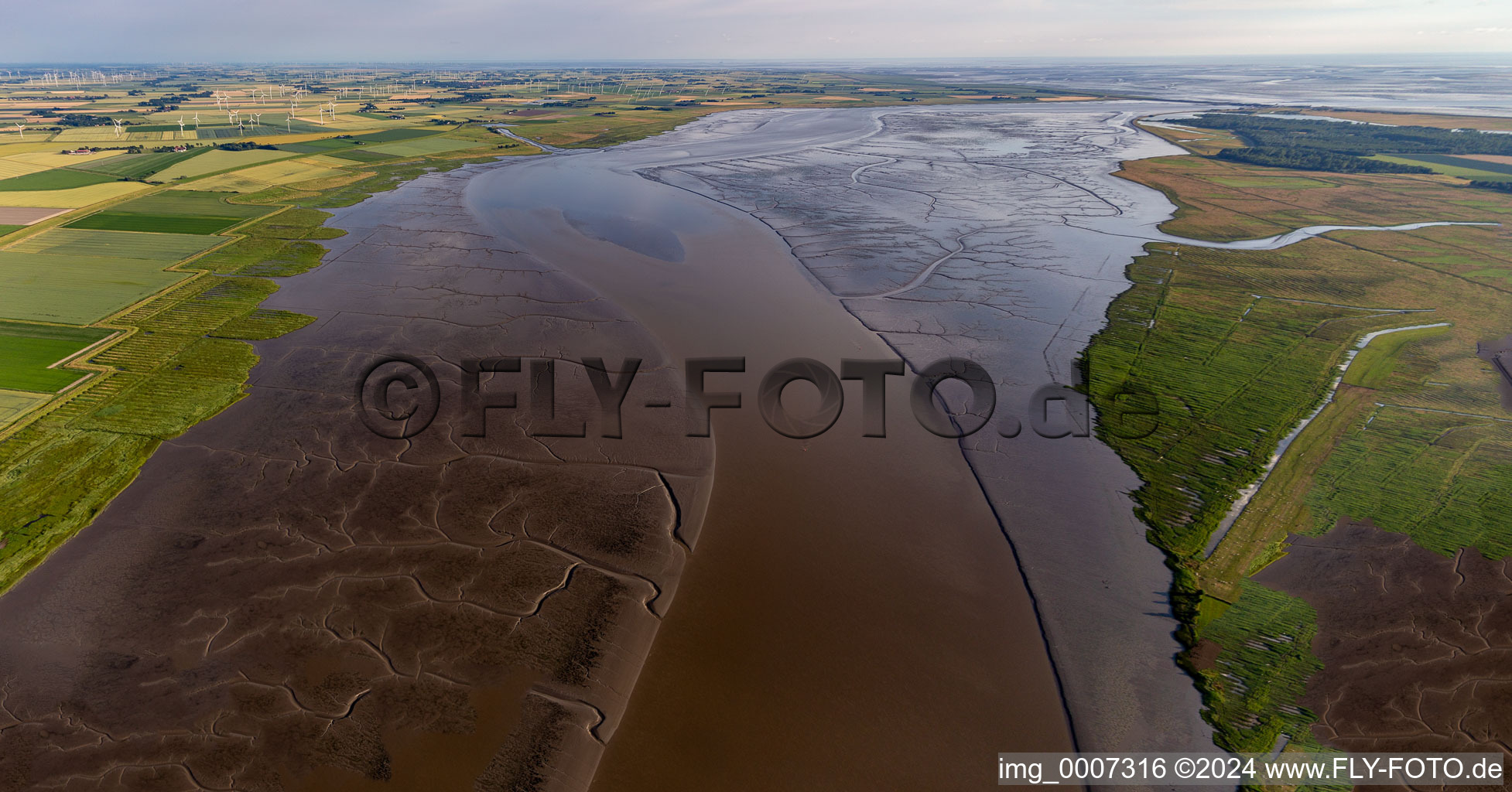 Vue aérienne de Estuaire de l'Eider à Tönning dans le département Schleswig-Holstein, Allemagne