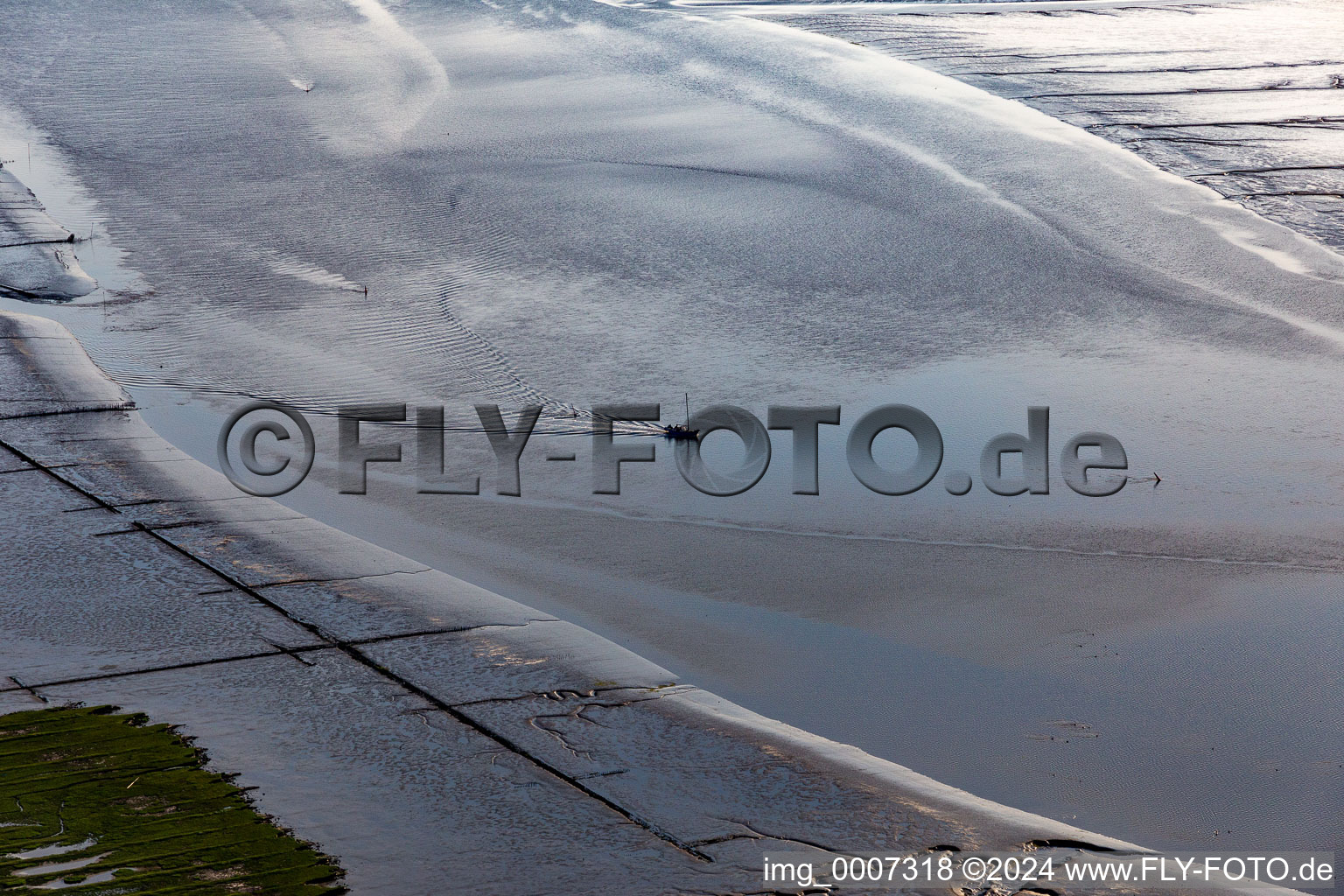 Vue aérienne de Bateau de pêche lors du voyage de retour en soirée à l'embouchure de la rivière Eider dans la mer du Nord à Karolinenkoog dans le département Schleswig-Holstein, Allemagne