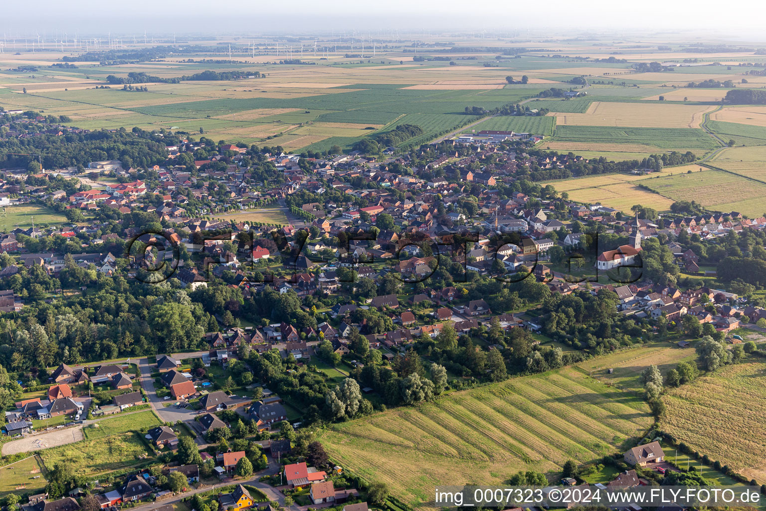 Vue aérienne de Quartier Amt Kirchspielslandgemeinde Lunden in Lunden dans le département Schleswig-Holstein, Allemagne