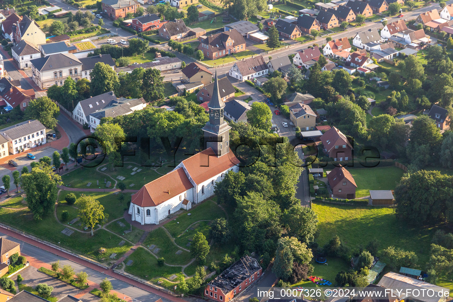 Vue aérienne de Église et cimetière familial Lunden au centre du village à le quartier Amt Kirchspielslandgemeinde Lunden in Lunden dans le département Schleswig-Holstein, Allemagne