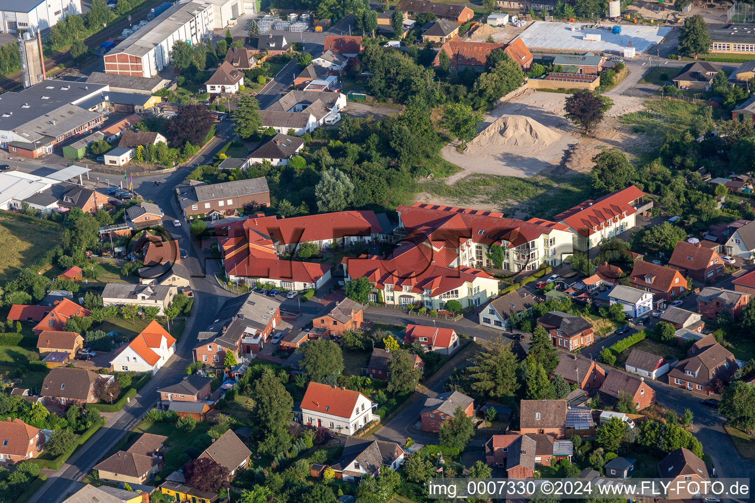 Vue aérienne de Maison de retraite - résidence seniors Sonnenhof maison de retraite et roseraie à le quartier Amt Kirchspielslandgemeinde Lunden in Lunden dans le département Schleswig-Holstein, Allemagne