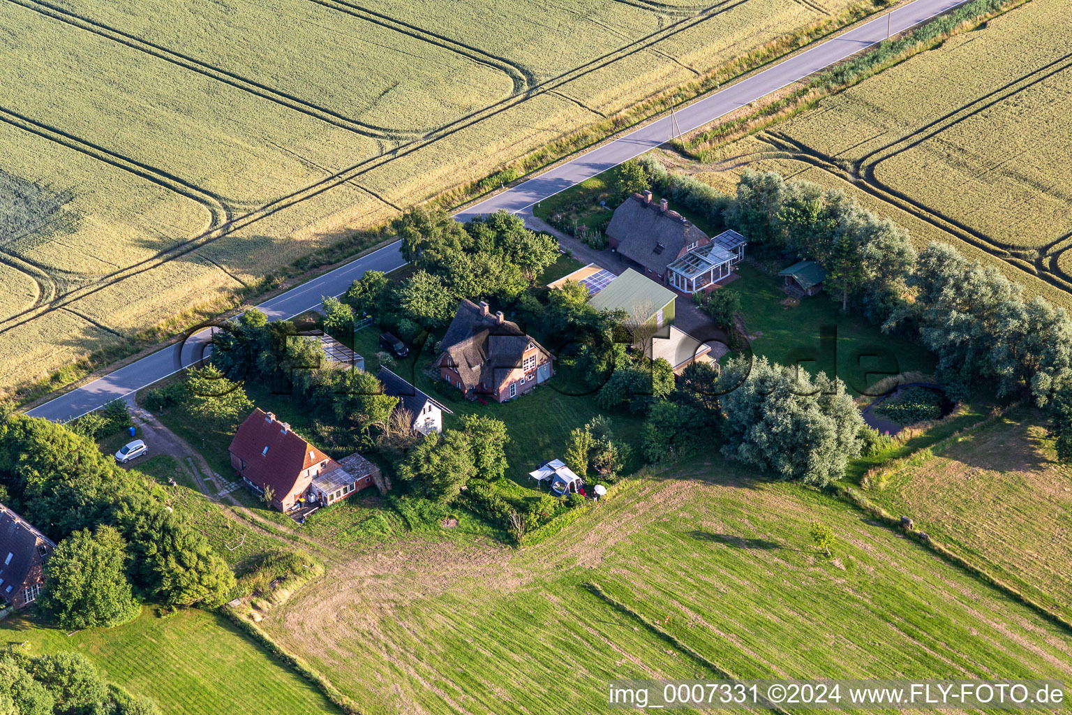 Anciennes cours des gardiens de digues sur la Schülpersieler Straße à Wesselburenerkoog dans le département Schleswig-Holstein, Allemagne hors des airs