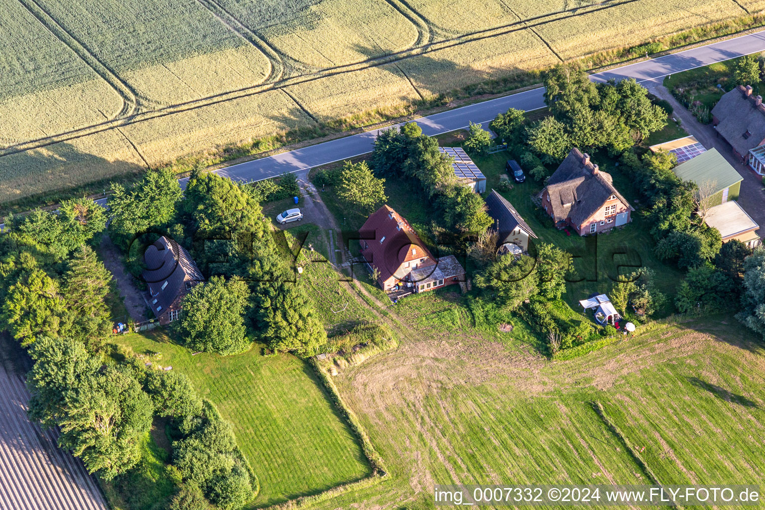 Anciennes cours des gardiens de digues sur la Schülpersieler Straße à Wesselburenerkoog dans le département Schleswig-Holstein, Allemagne vue d'en haut