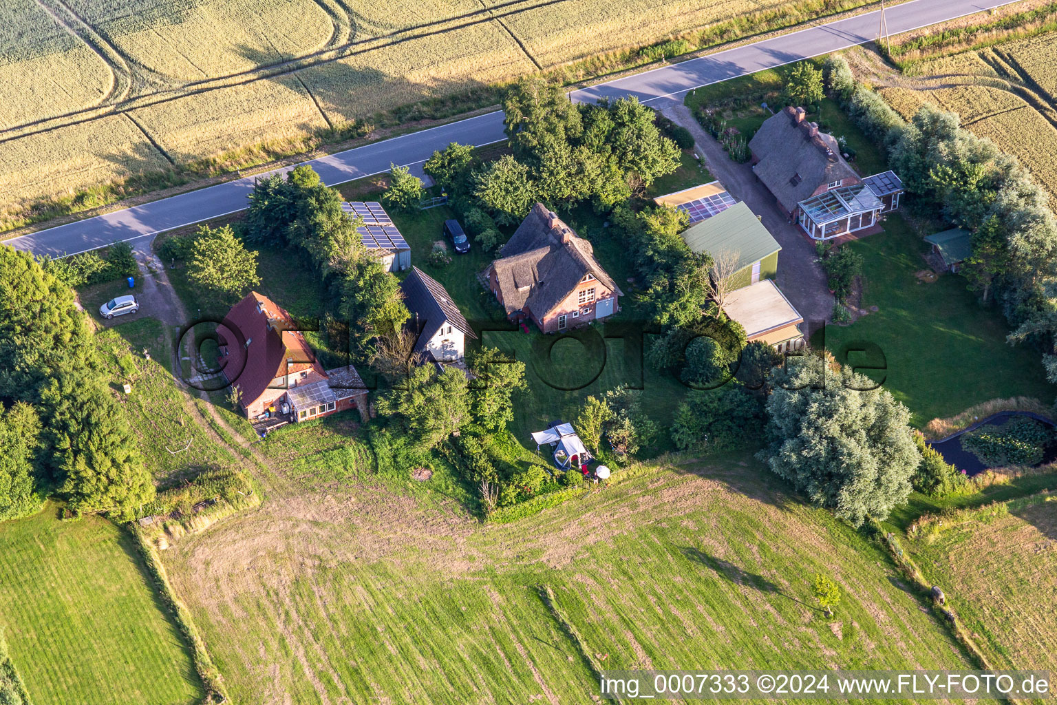 Anciennes cours des gardiens de digues sur la Schülpersieler Straße à Wesselburenerkoog dans le département Schleswig-Holstein, Allemagne depuis l'avion