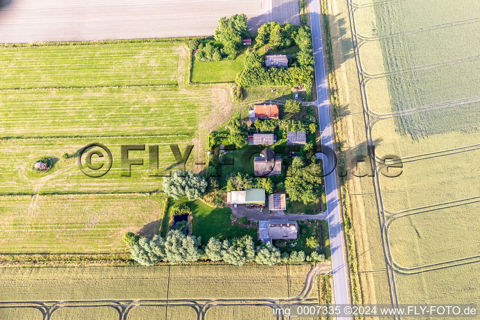 Anciennes cours des gardiens de digues sur la Schülpersieler Straße à Wesselburenerkoog dans le département Schleswig-Holstein, Allemagne vue du ciel