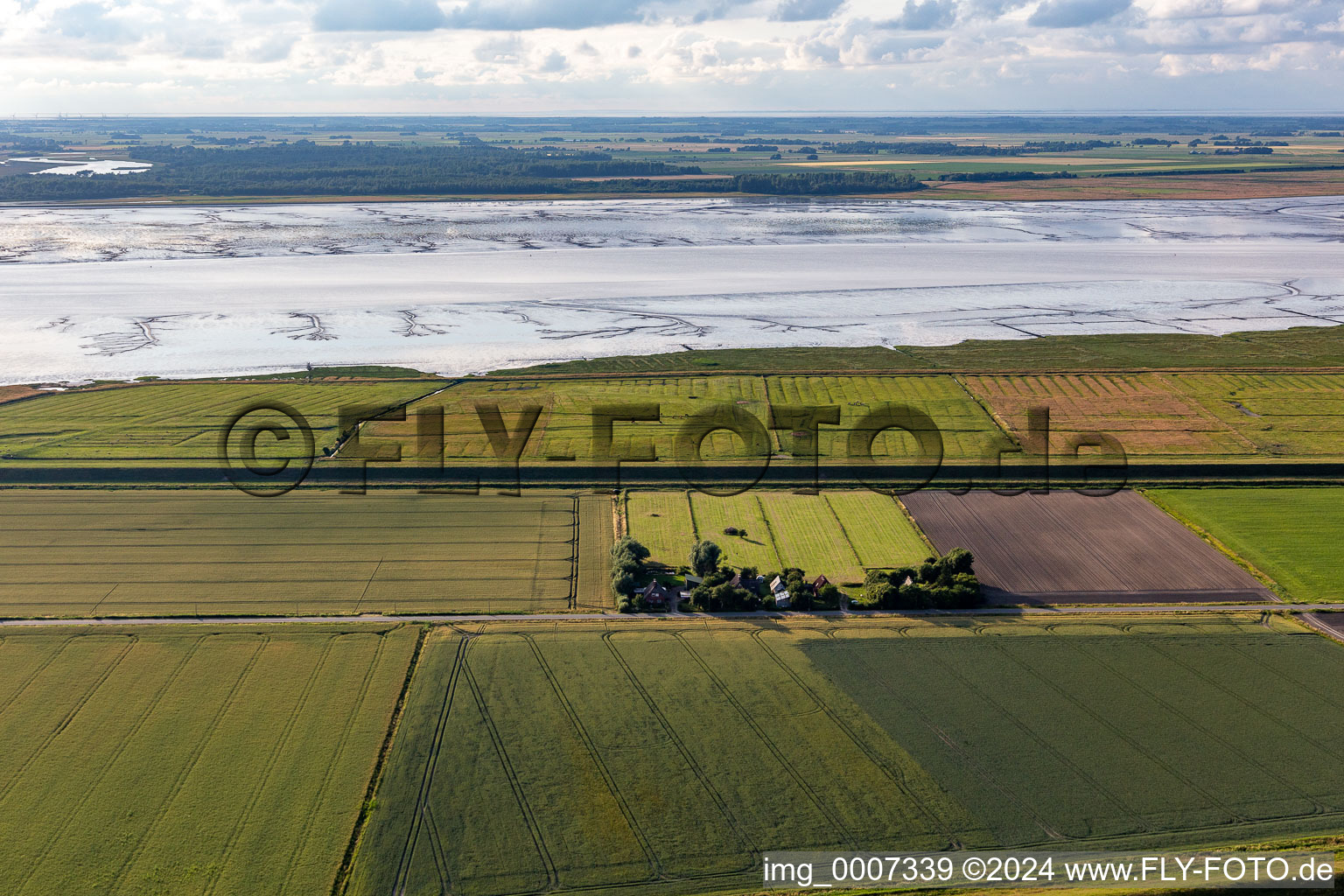 Enregistrement par drone de Anciennes cours des gardiens de digues sur la Schülpersieler Straße à Wesselburenerkoog dans le département Schleswig-Holstein, Allemagne