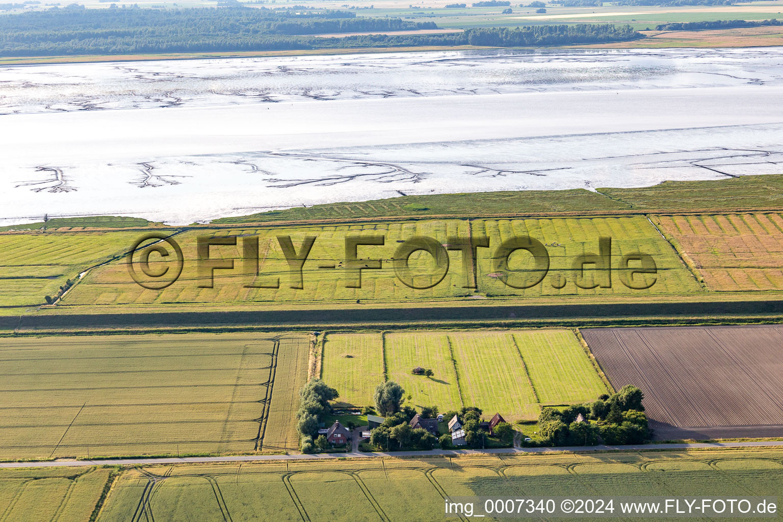 Image drone de Anciennes cours des gardiens de digues sur la Schülpersieler Straße à Wesselburenerkoog dans le département Schleswig-Holstein, Allemagne