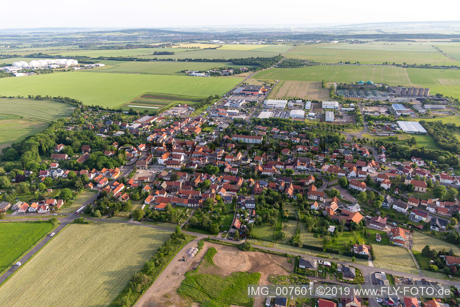 Vue aérienne de Vue des rues et des maisons des quartiers résidentiels à Schwabhausen dans le département Thuringe, Allemagne