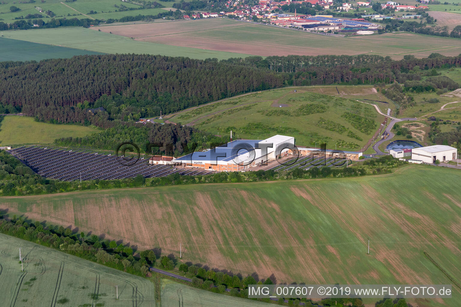 Vue aérienne de Champ photovoltaïque. Service des déchets municipaux à Wipperoda dans le département Thuringe, Allemagne