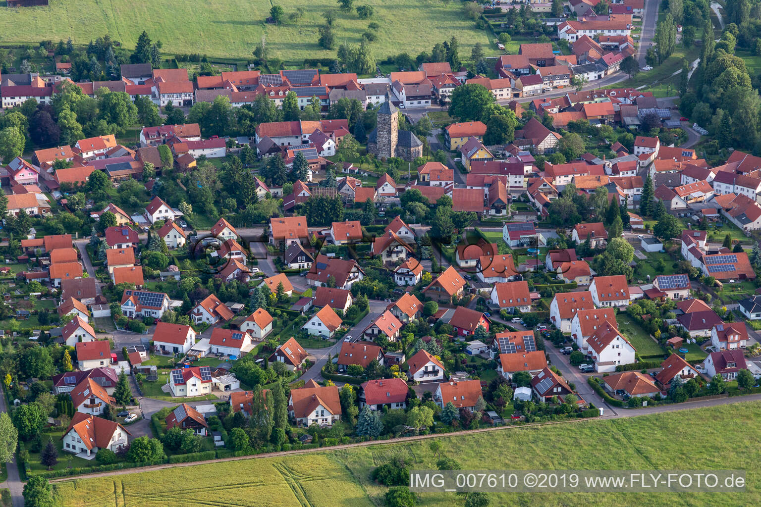 Vue aérienne de Vue sur le village à Leina dans le département Thuringe, Allemagne