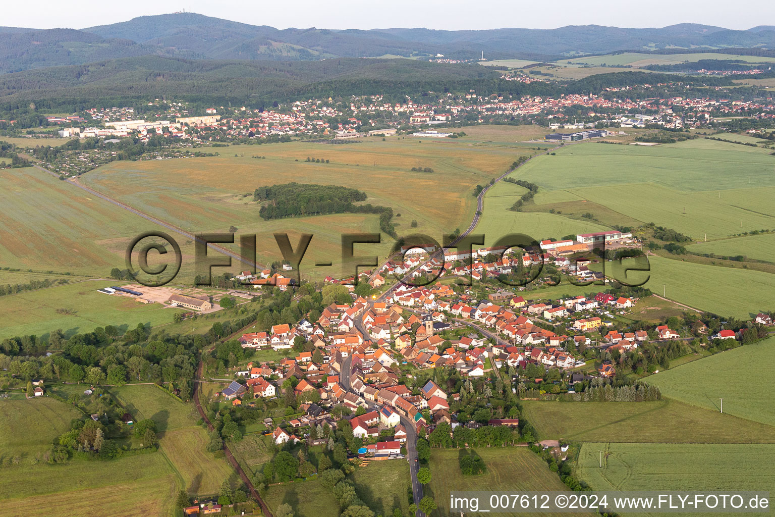 Vue aérienne de Vue des rues et des maisons des quartiers résidentiels à Wahlwinkel dans le département Thuringe, Allemagne