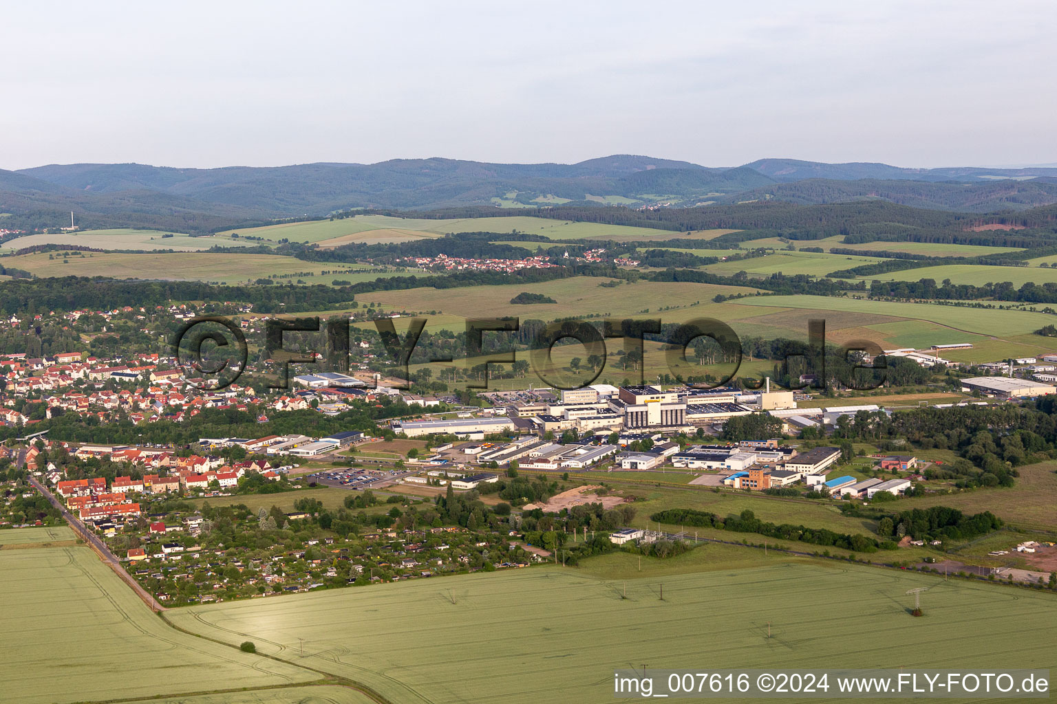 Vue aérienne de Zone commerciale et industrielle à Waltershausen dans le département Thuringe, Allemagne