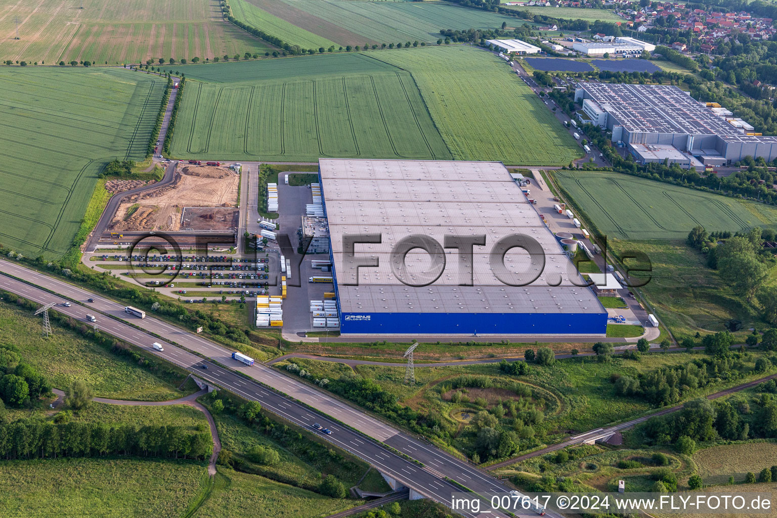 Vue aérienne de Entrepôts et bâtiments d'expédition de Rhenus SE & Co. KGgau à le quartier Hörselgau in Hörsel dans le département Thuringe, Allemagne