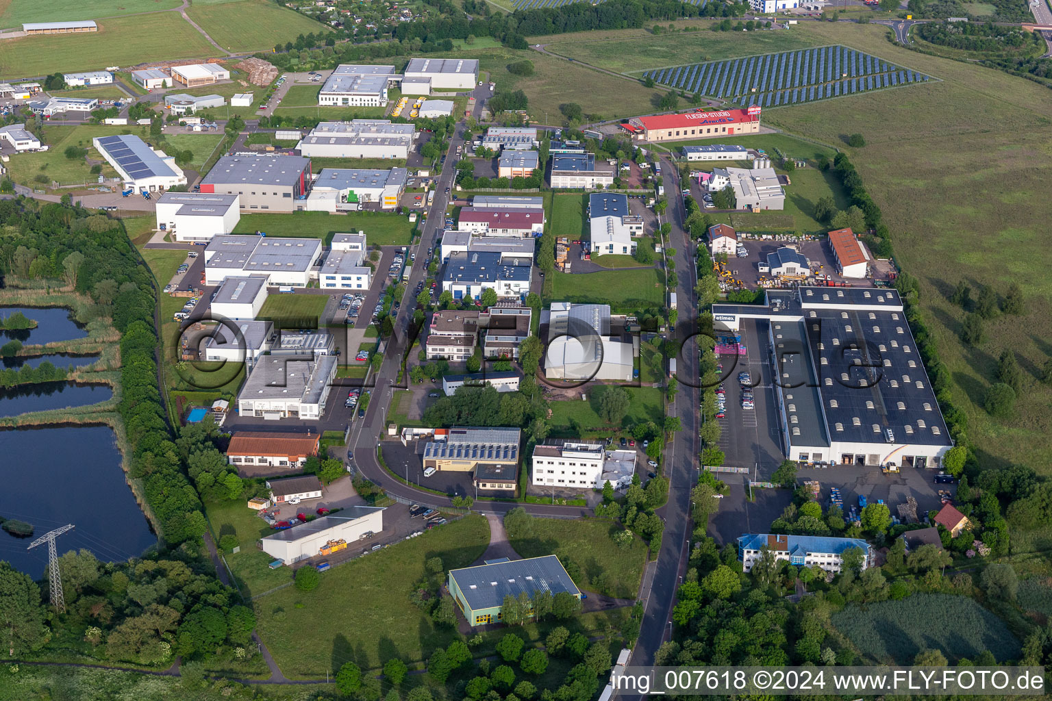 Vue aérienne de Hirsch Walterhausen, Siemens. ROCKINGER, ETIMEX, Swiss Post Solutions GmbH, LiBo Formenbau Lichtl & Bonsack GmbH & Co.KG à Waltershausen dans le département Thuringe, Allemagne