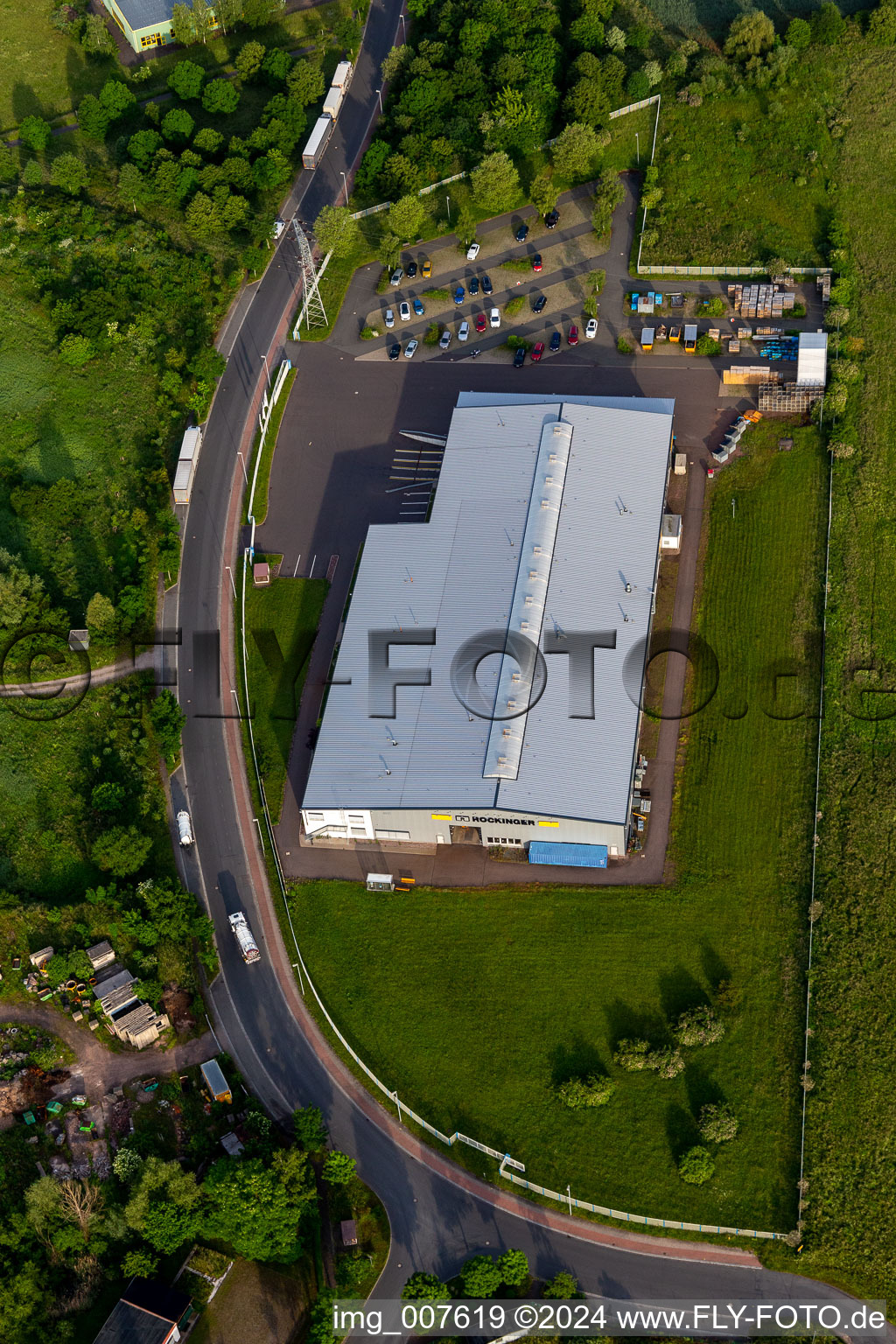 Vue aérienne de Sites de production de l'entreprise de construction mécanique ROCKINGER à Waltershausen à le quartier Hörselgau in Hörsel dans le département Thuringe, Allemagne