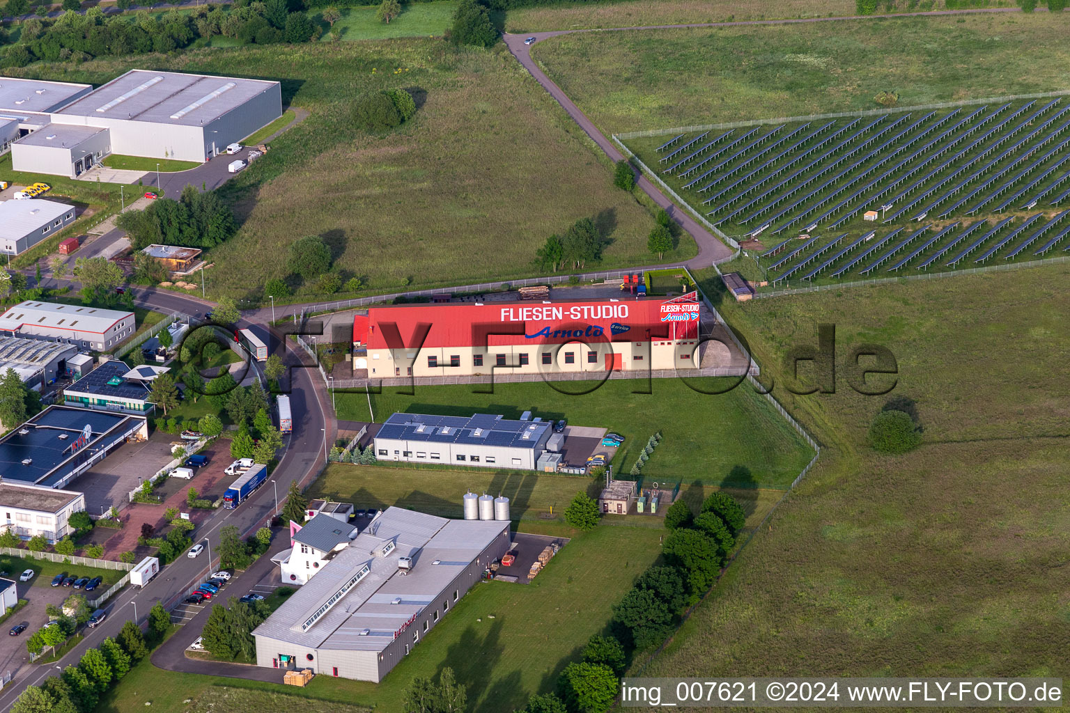 Vue aérienne de Zone commerciale et implantation d'entreprise avec Arnold Tile Studio à Waltershausen dans le département Thuringe, Allemagne
