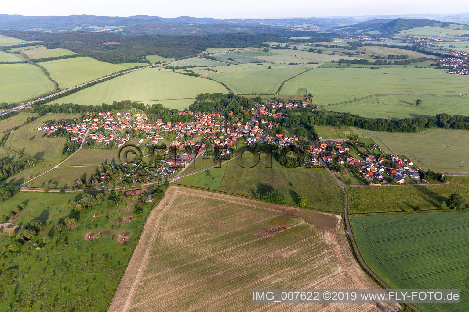 Vue aérienne de Vue sur la commune en bordure de champs agricoles et de zones agricoles à Laucha dans le département Thuringe, Allemagne