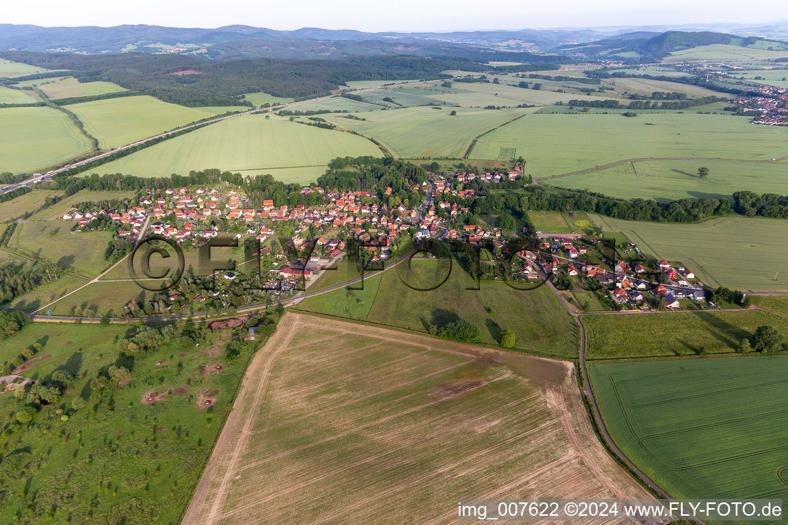 Vue aérienne de Vue sur la commune en bordure de champs agricoles et de zones agricoles à Laucha dans le département Thuringe, Allemagne