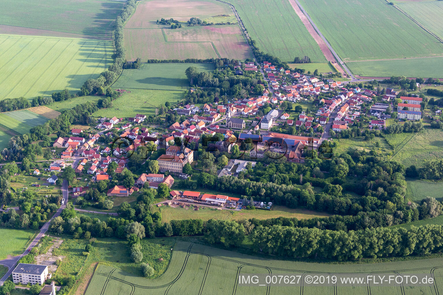 Vue aérienne de Vue sur la commune en bordure de champs agricoles et de zones agricoles à Friedrichswerth dans le département Thuringe, Allemagne