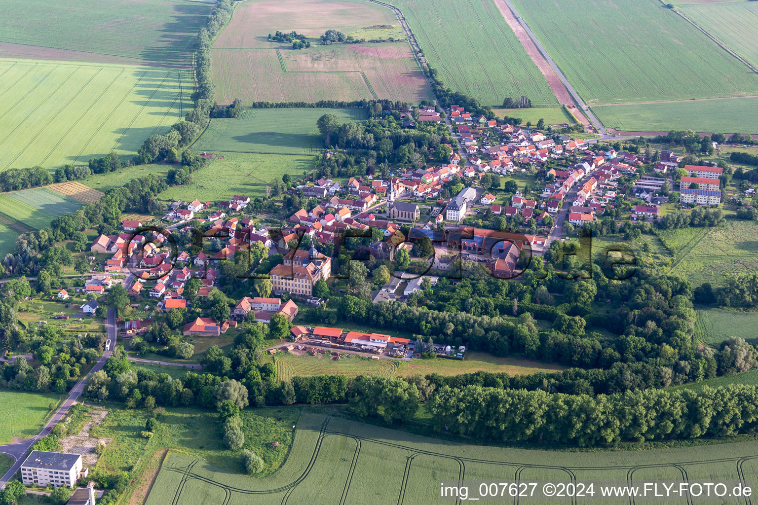 Vue aérienne de Vue sur la commune en bordure de champs agricoles et de zones agricoles à Friedrichswerth dans le département Thuringe, Allemagne