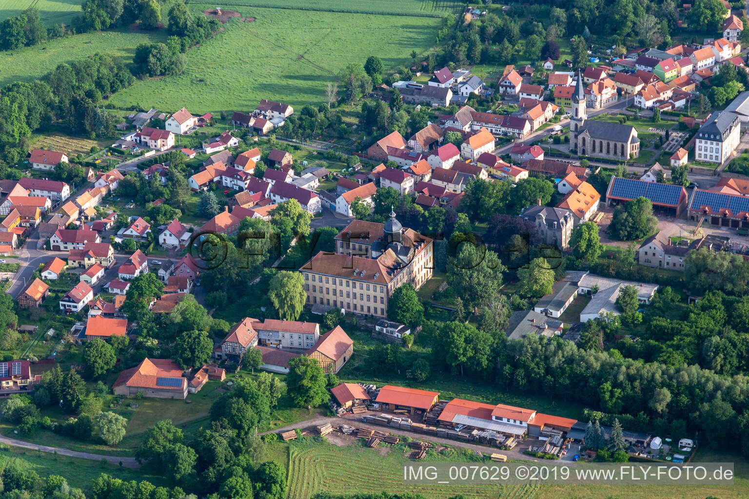 Vue aérienne de Vue sur la commune en bordure de champs agricoles et de zones agricoles à Friedrichswerth dans le département Thuringe, Allemagne