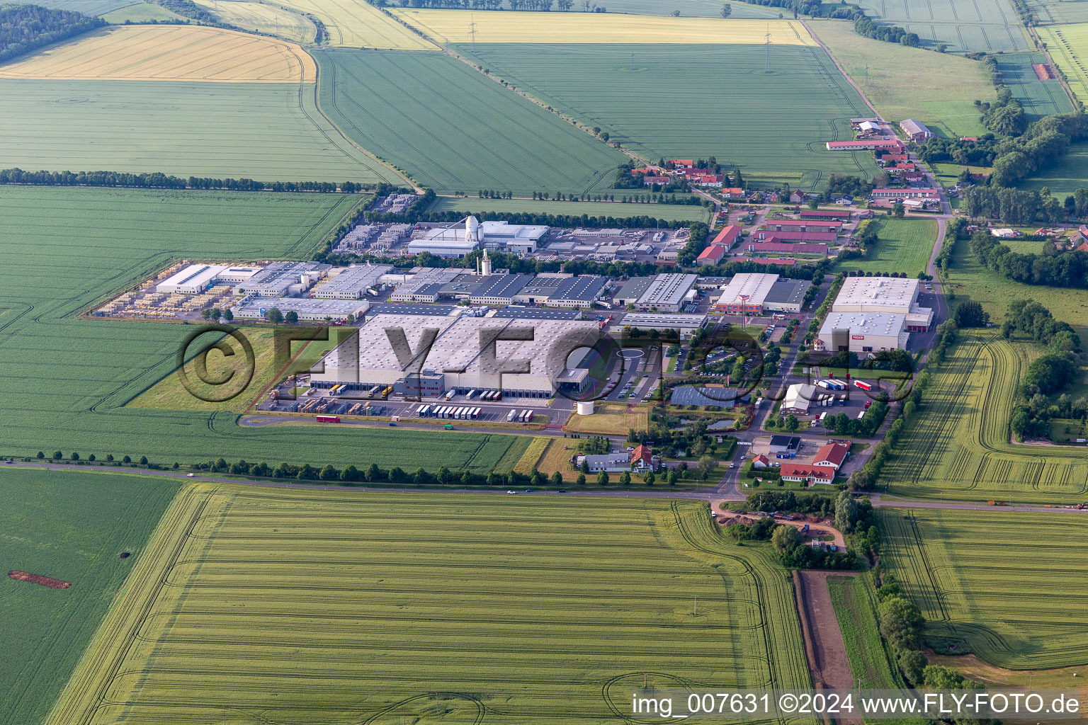 Vue aérienne de Installations techniques dans le domaine industriel avec Finger Beton Sonneborn GmbH & Co. KG dans la forêt de Thuringe à Sonneborn dans le département Thuringe, Allemagne