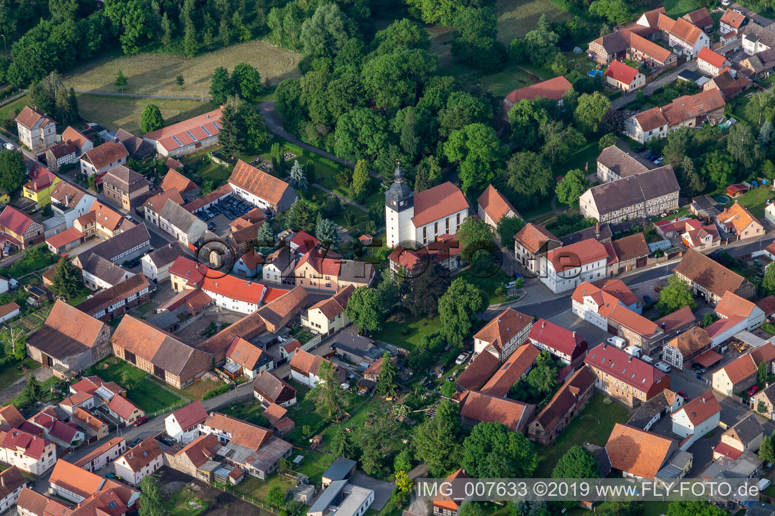 Vue aérienne de Église Saint-Guy au centre du village à Brüheim dans le département Thuringe, Allemagne