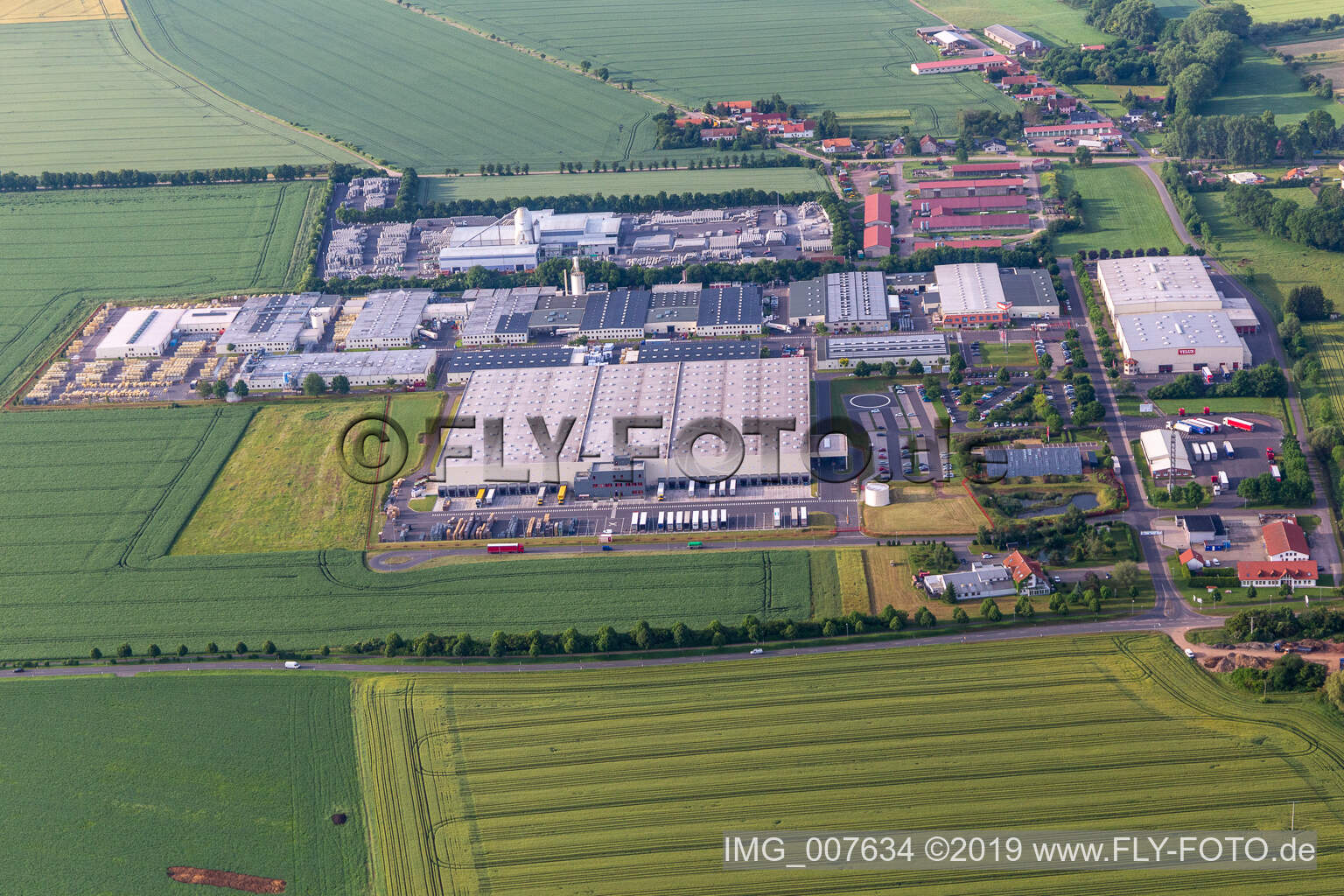 Vue aérienne de Finger Beton Sonneborn GmbH & Co. KG, JTJ Sonneborn Industrie GmbH à Sonneborn dans le département Thuringe, Allemagne