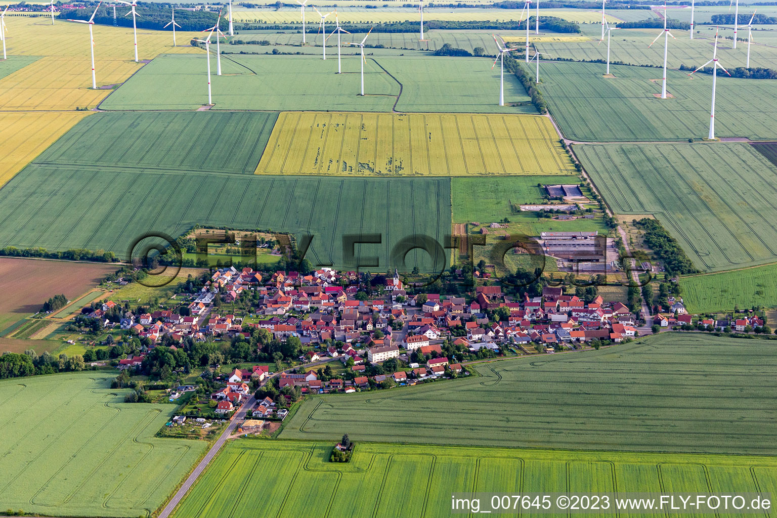 Vue aérienne de Éoliennes d'une centrale éolienne sur des terres agricoles et des champs en bordure de la zone d'habitation du village de Hochheim à Nessetal dans le département Thuringe, Allemagne